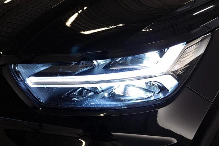Gul Volvo XC40 fra 2021