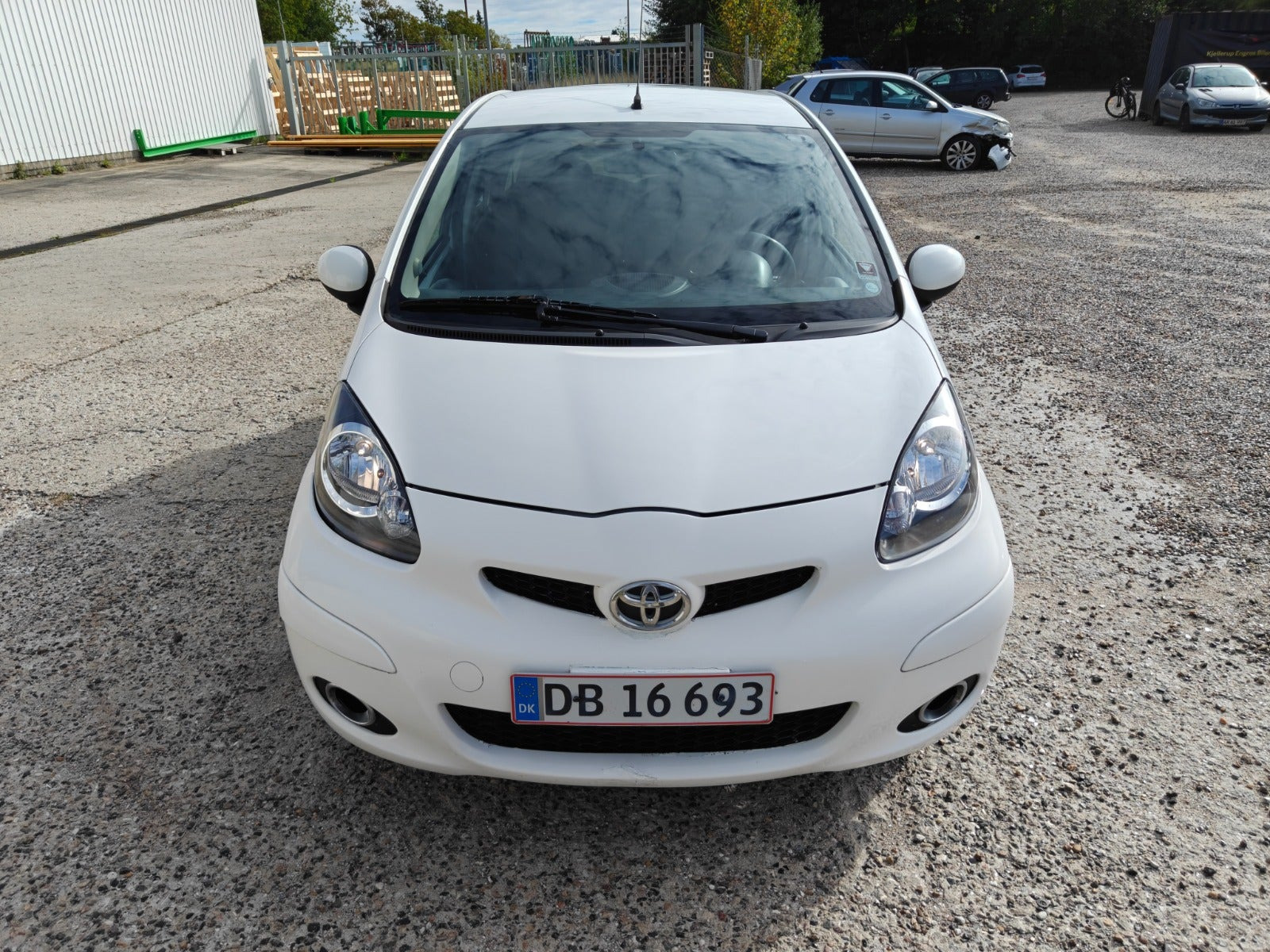 Gul Toyota Aygo fra 2010