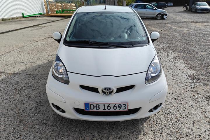 Gul Toyota Aygo fra 2010
