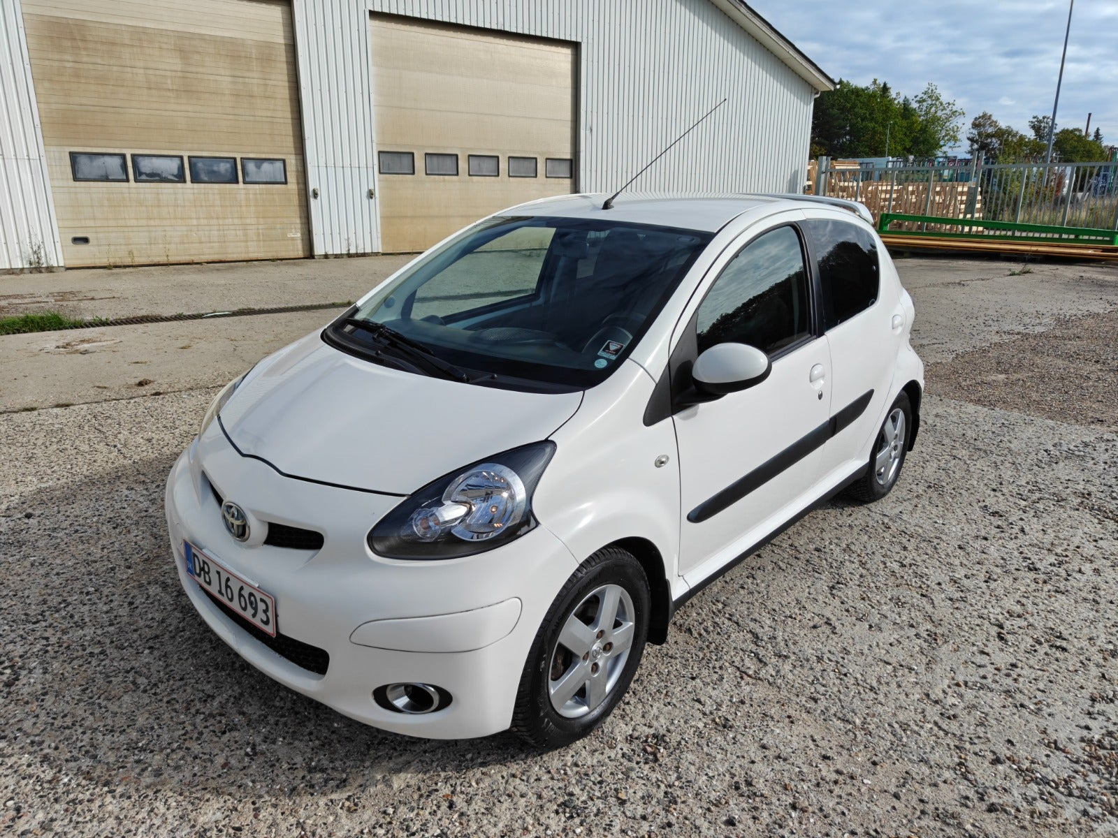Gul Toyota Aygo fra 2010