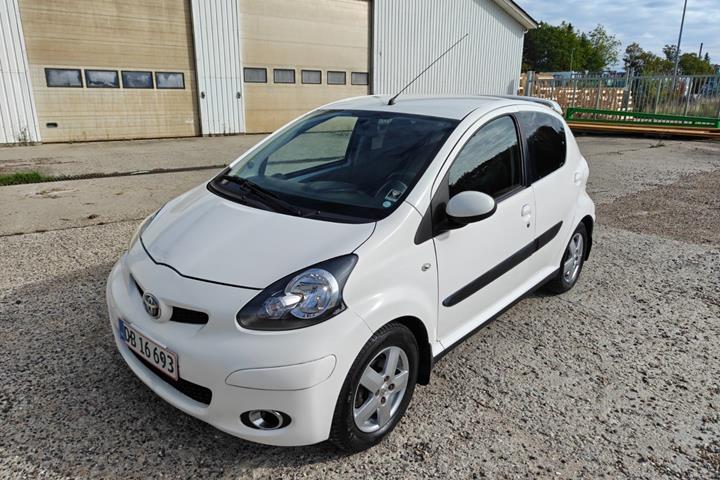 Gul Toyota Aygo fra 2010