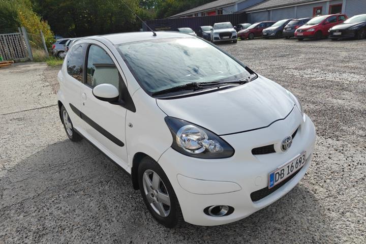 Gul Toyota Aygo fra 2010