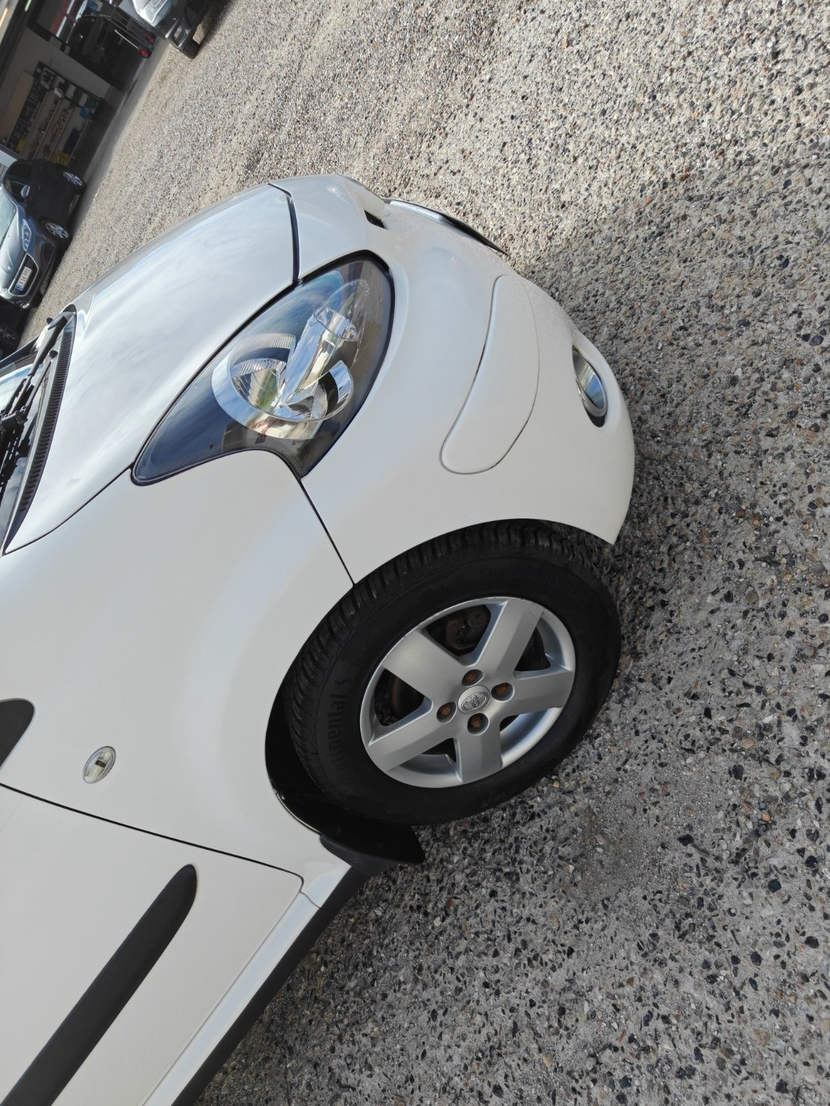 Gul Toyota Aygo fra 2010