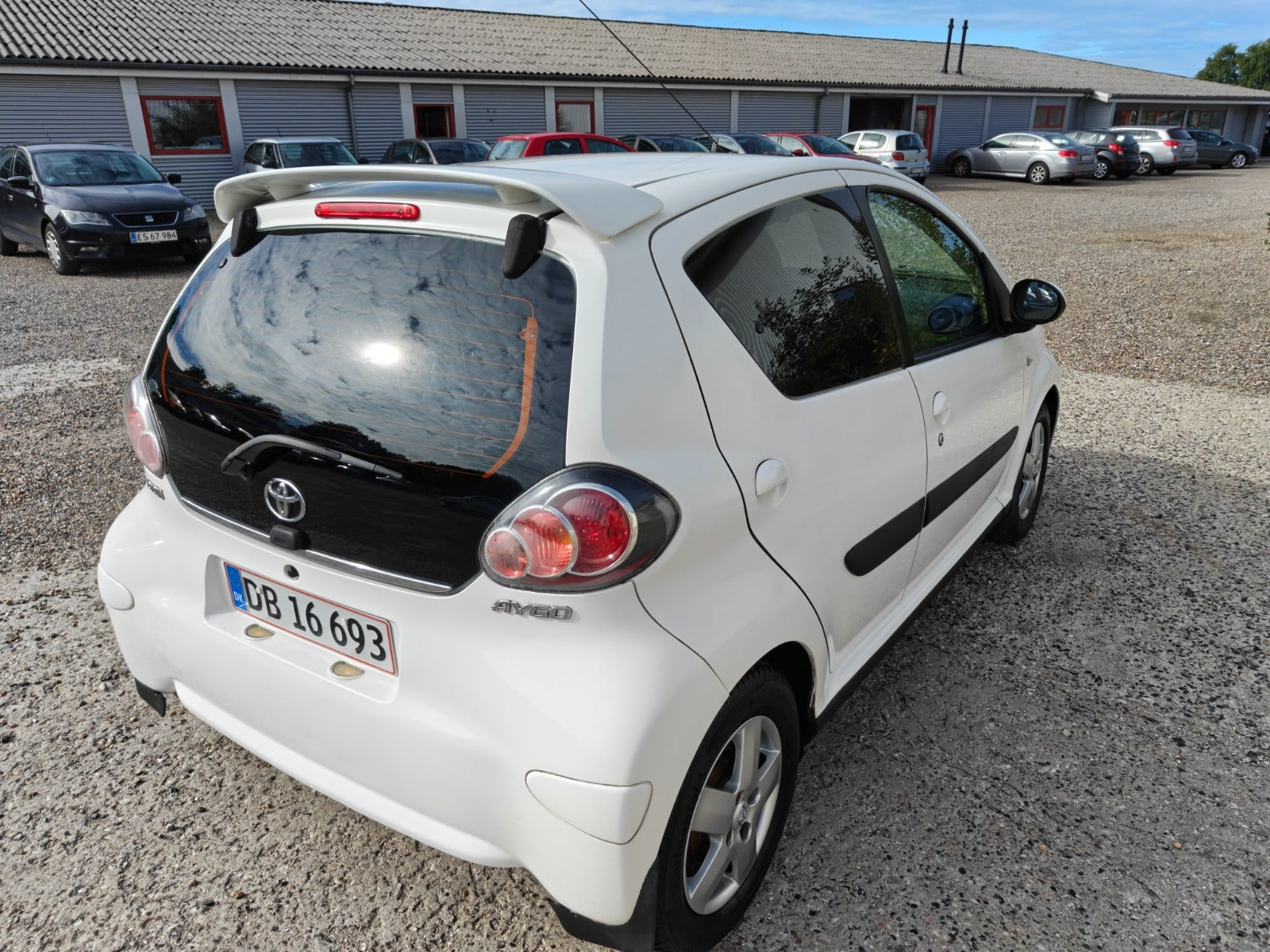 Gul Toyota Aygo fra 2010
