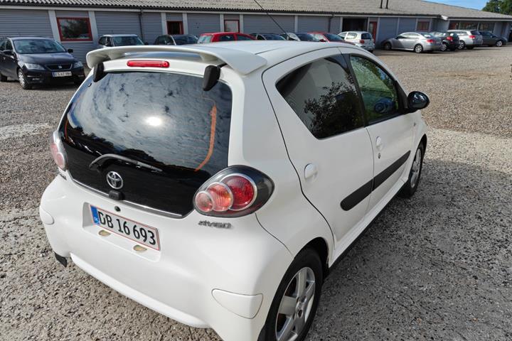Gul Toyota Aygo fra 2010