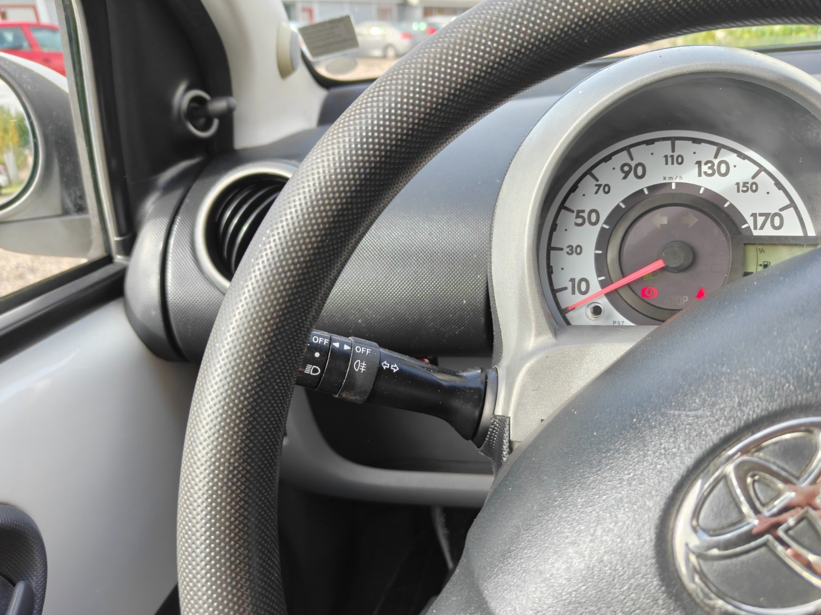 Gul Toyota Aygo fra 2010
