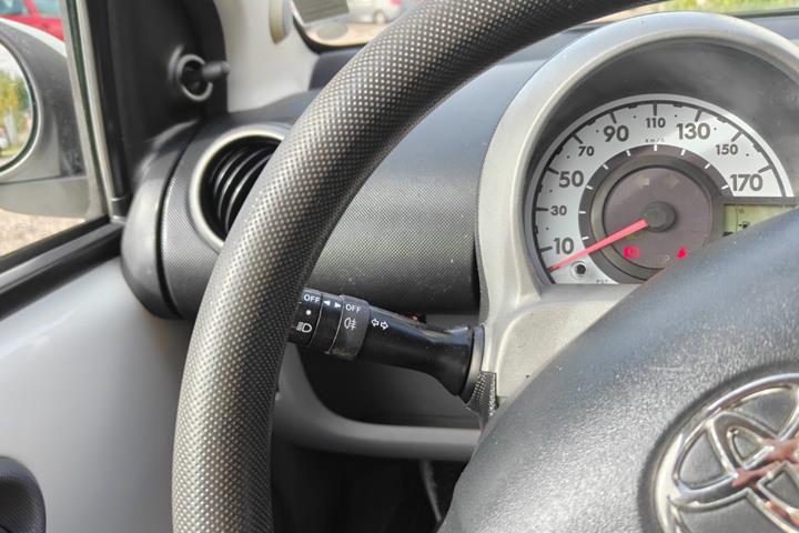 Gul Toyota Aygo fra 2010