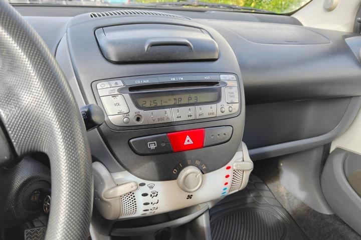 Gul Toyota Aygo fra 2010
