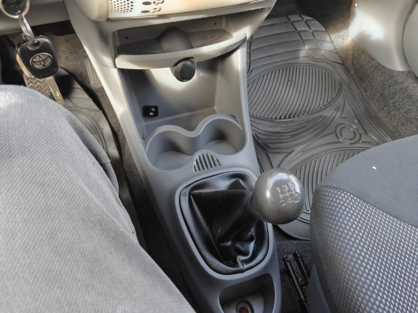 Gul Toyota Aygo fra 2010