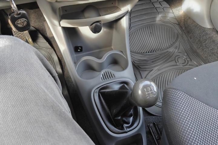 Gul Toyota Aygo fra 2010
