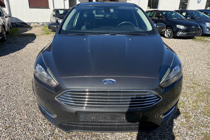 Grå Ford Focus fra 2017