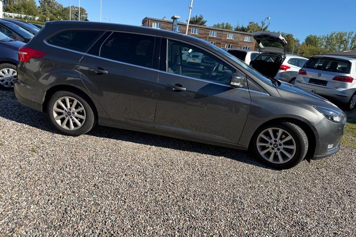 Grå Ford Focus fra 2017