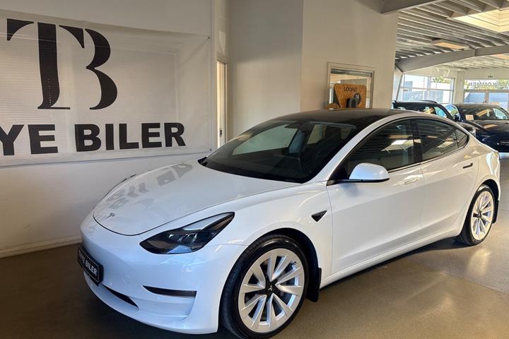 Hvid Tesla Model 3 fra 2021 set udefra
