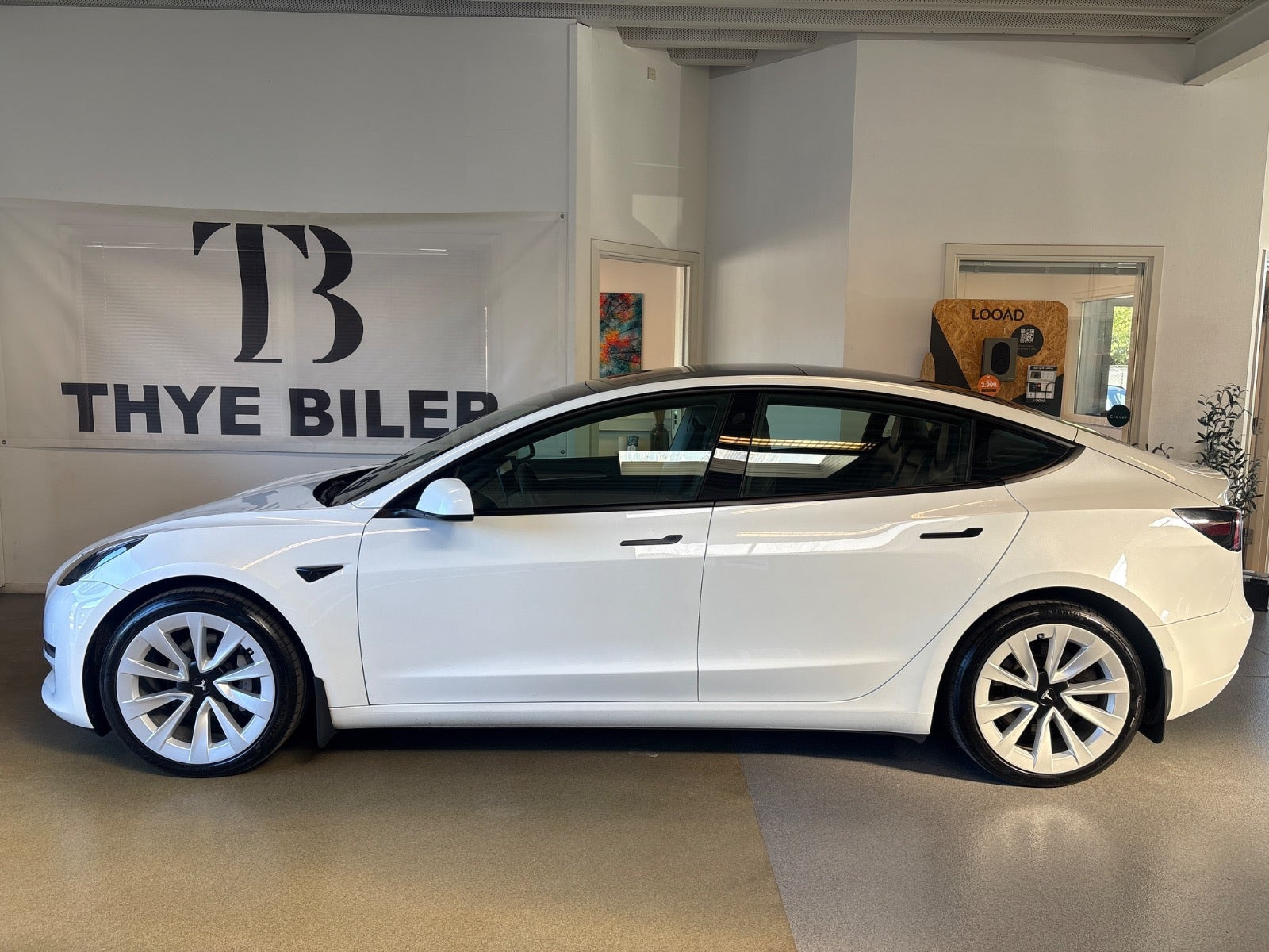Hvid Tesla Model 3 fra 2021