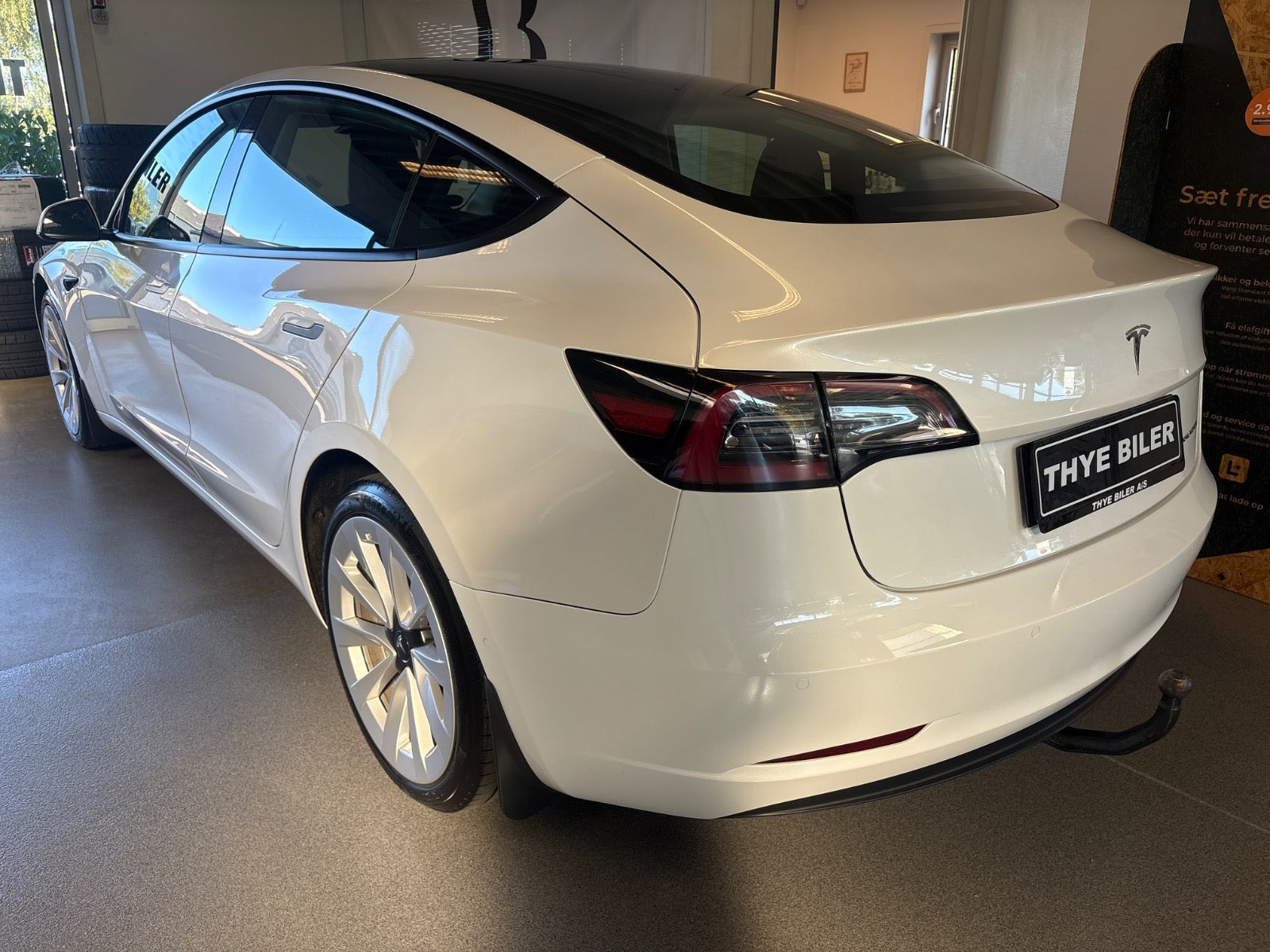 Hvid Tesla Model 3 fra 2021