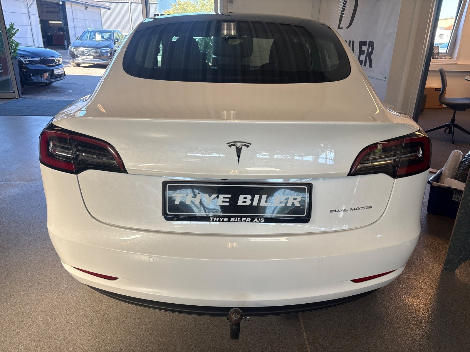 Hvid Tesla Model 3 fra 2021