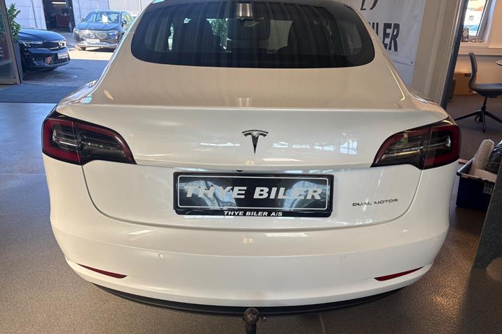 Hvid Tesla Model 3 fra 2021
