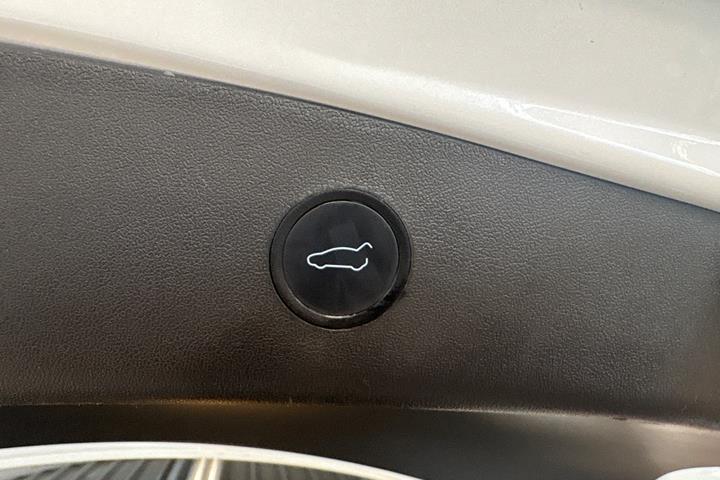 Hvid Tesla Model 3 fra 2021