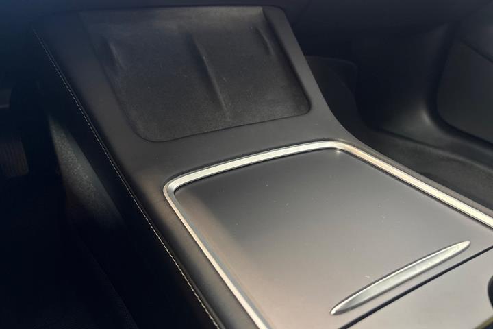 Hvid Tesla Model 3 fra 2021