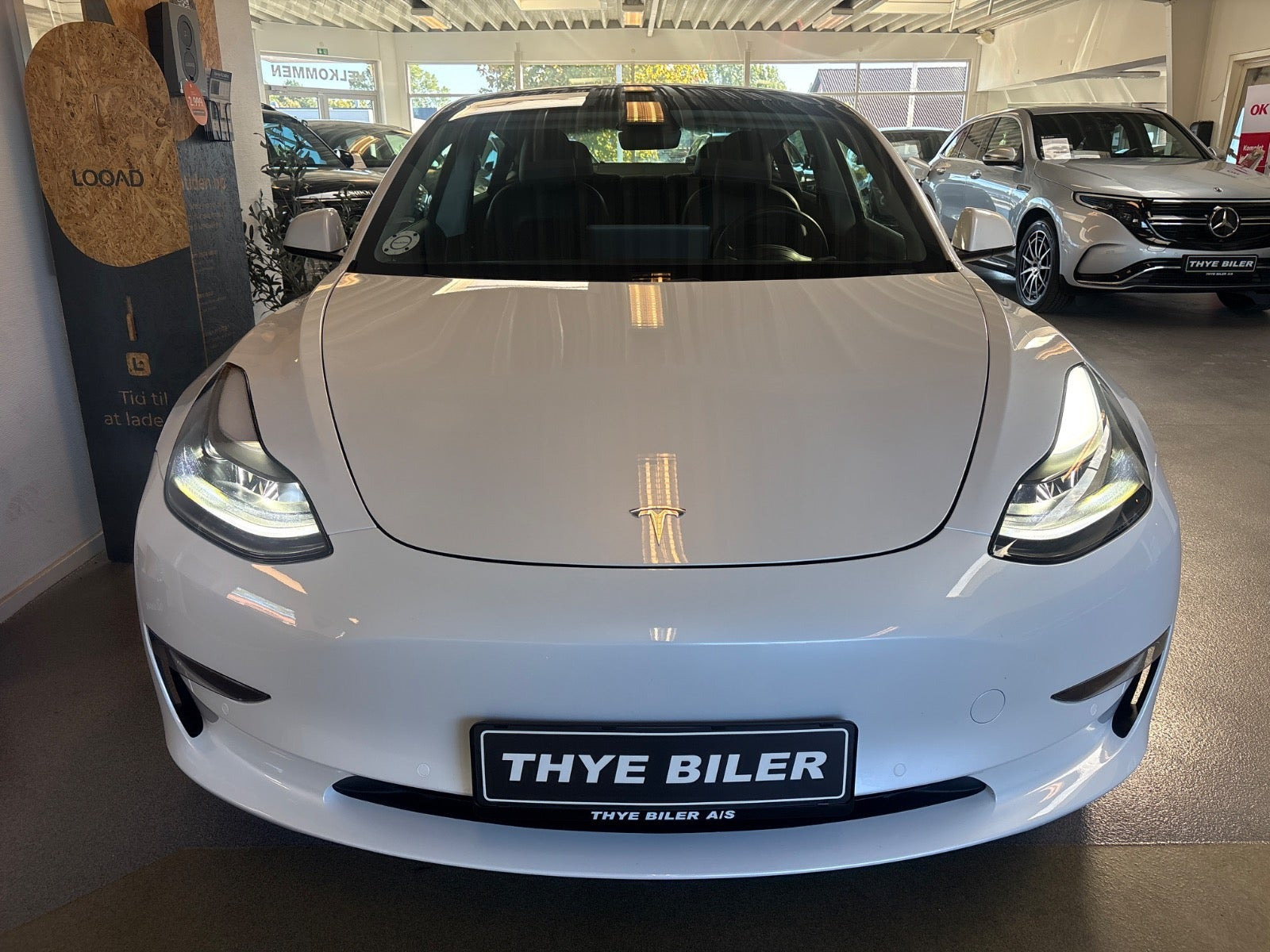 Hvid Tesla Model 3 fra 2021