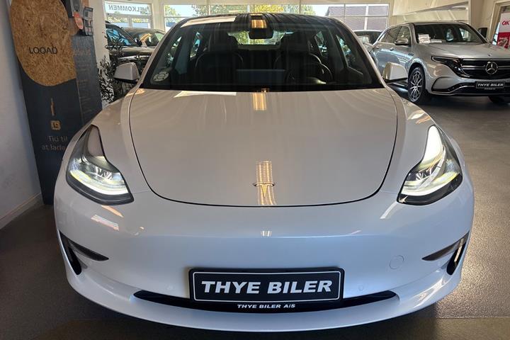 Hvid Tesla Model 3 fra 2021