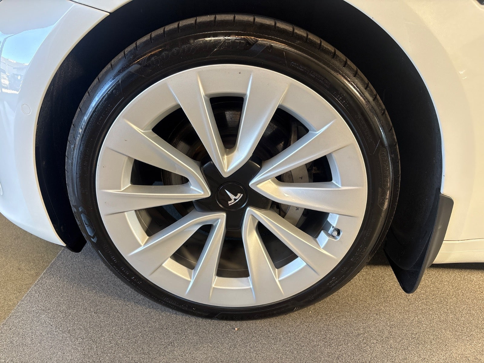 Hvid Tesla Model 3 fra 2021