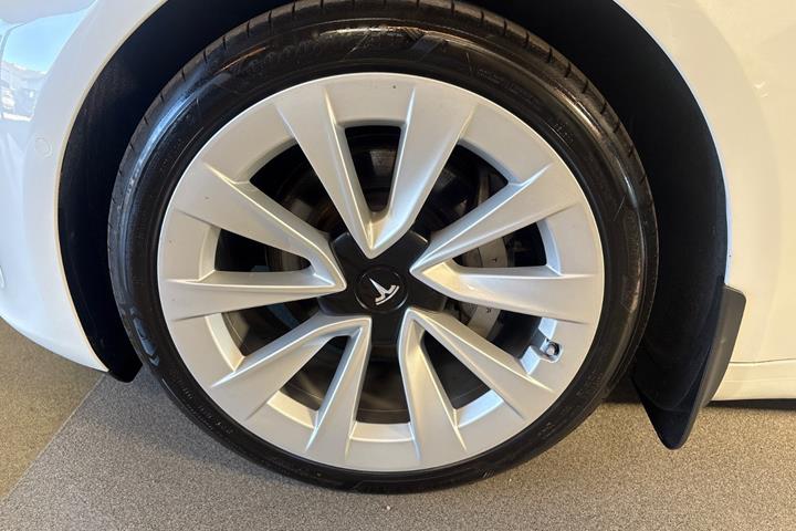 Hvid Tesla Model 3 fra 2021