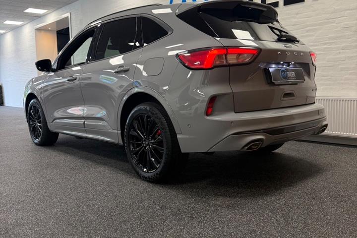 Grå Ford Kuga fra 2024