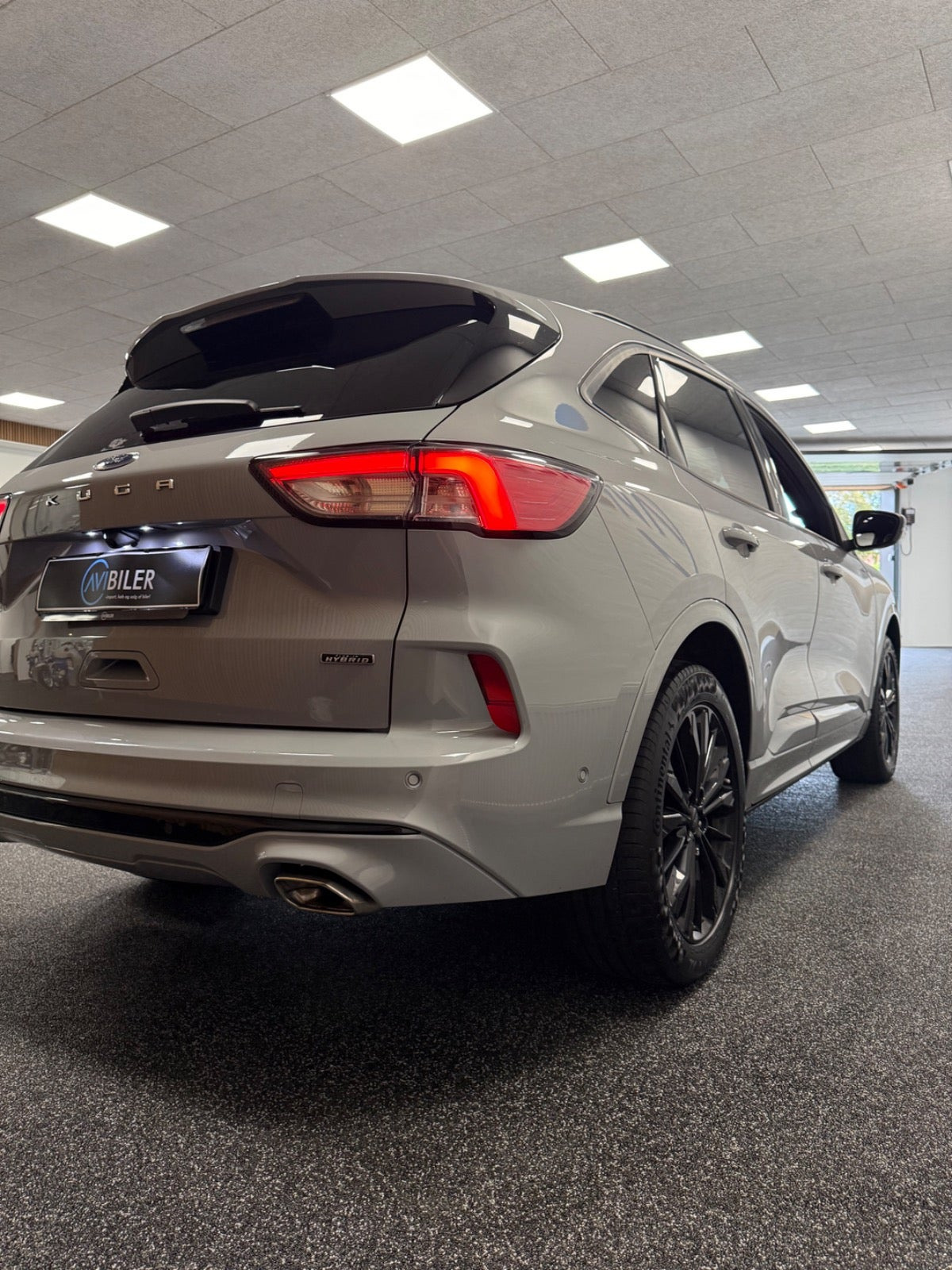 Grå Ford Kuga fra 2024