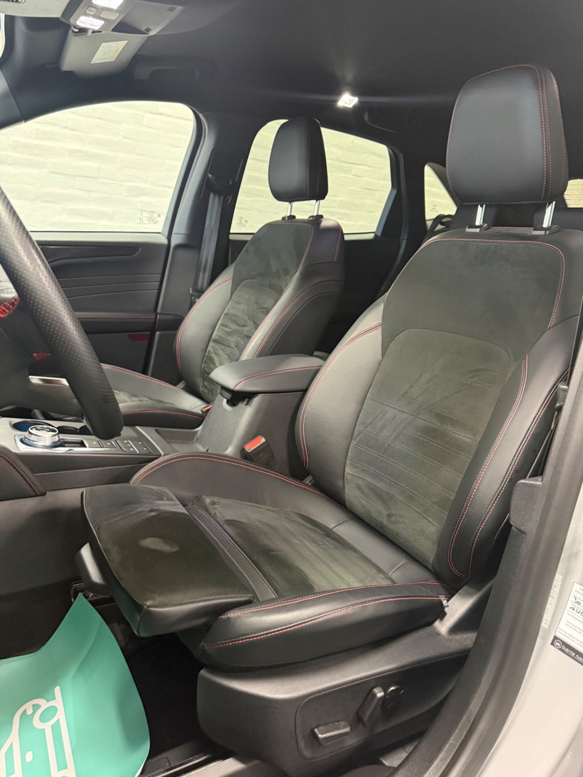 Grå Ford Kuga fra 2024