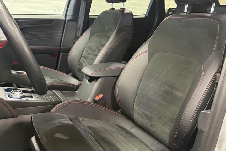 Grå Ford Kuga fra 2024