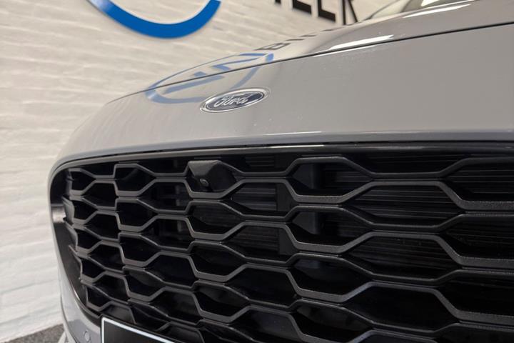 Grå Ford Kuga fra 2024