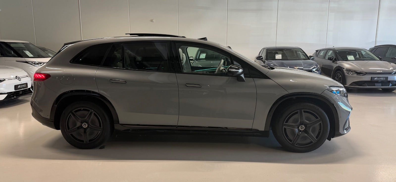 Grå Mercedes EQS580 fra 2024