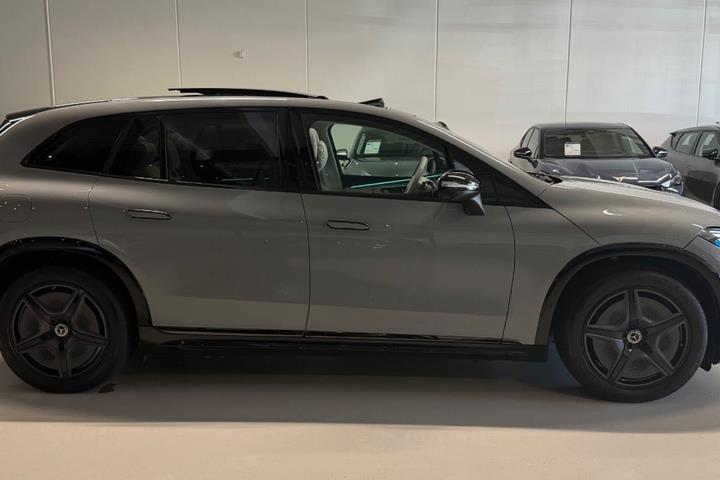Grå Mercedes EQS580 fra 2024