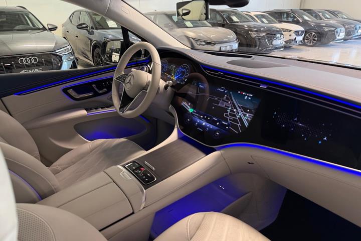 Grå Mercedes EQS580 fra 2024