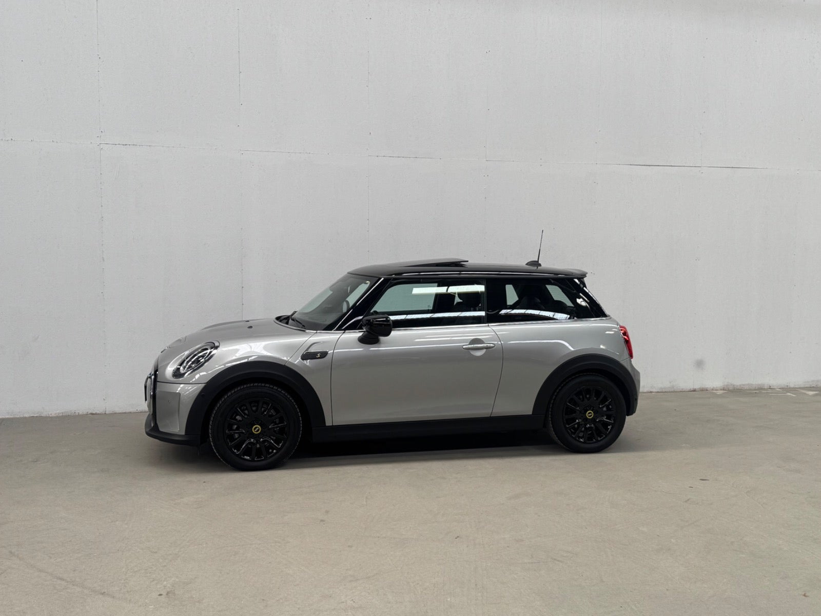 Sølv Mini Cooper SE fra 2023