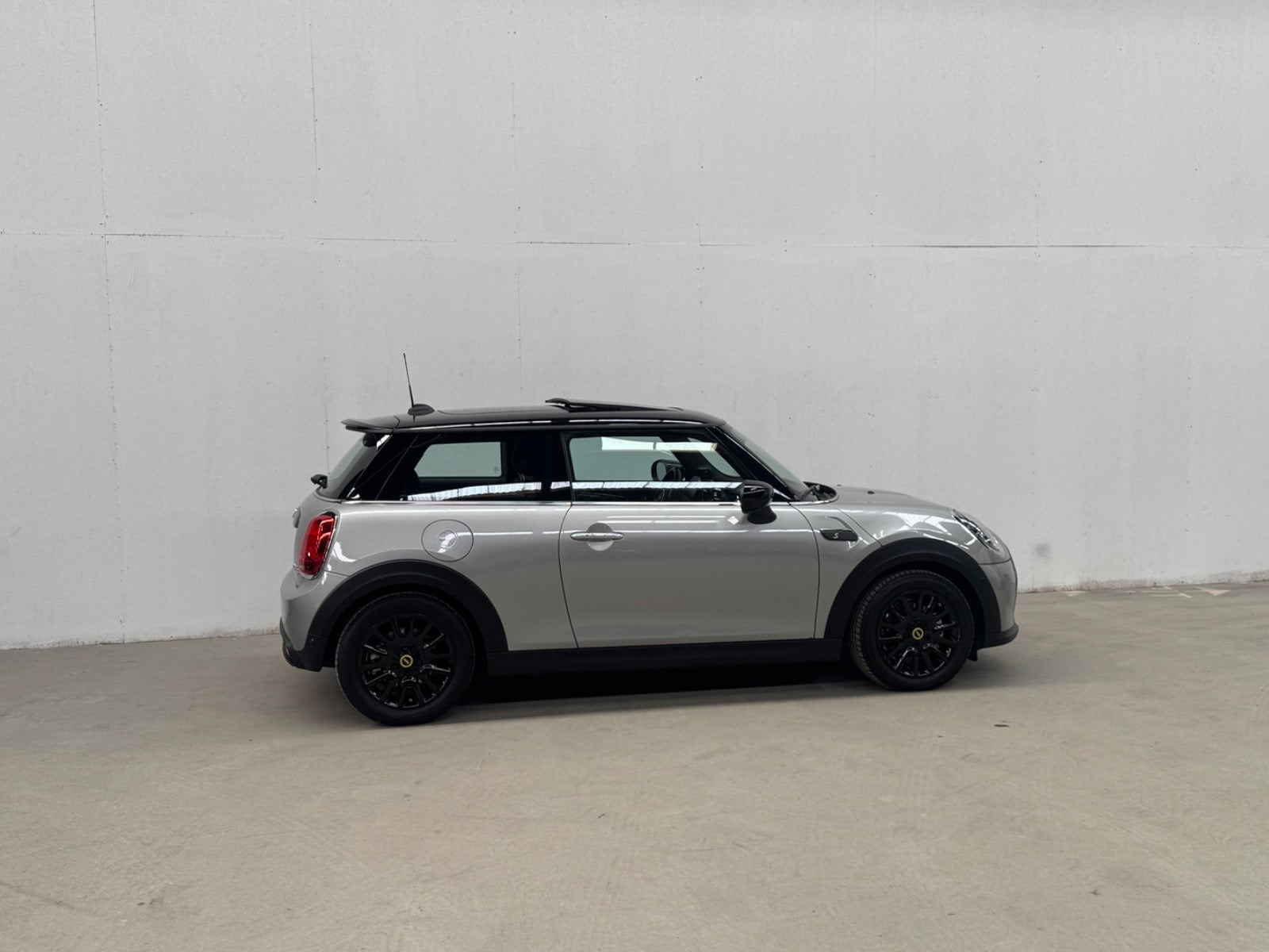Sølv Mini Cooper SE fra 2023
