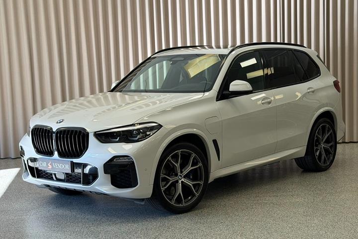Hvid BMW X5 fra 2021 set udefra