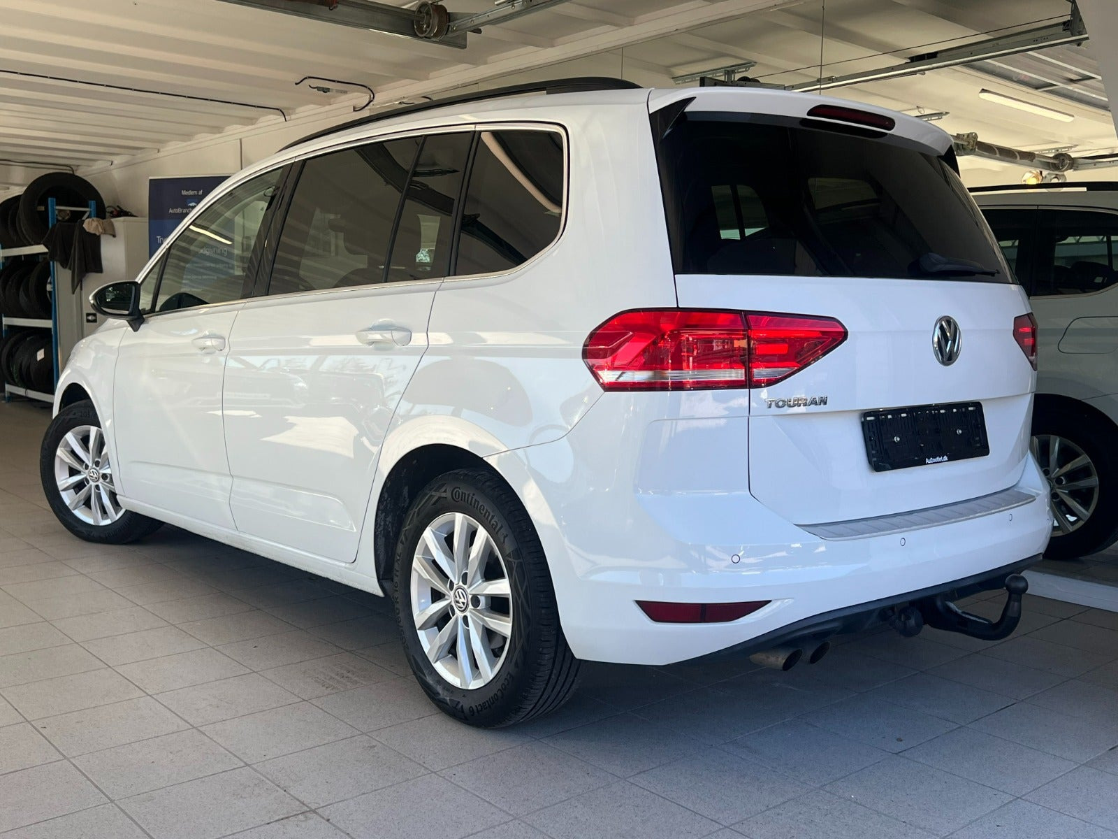 Hvid VW Touran fra 2018