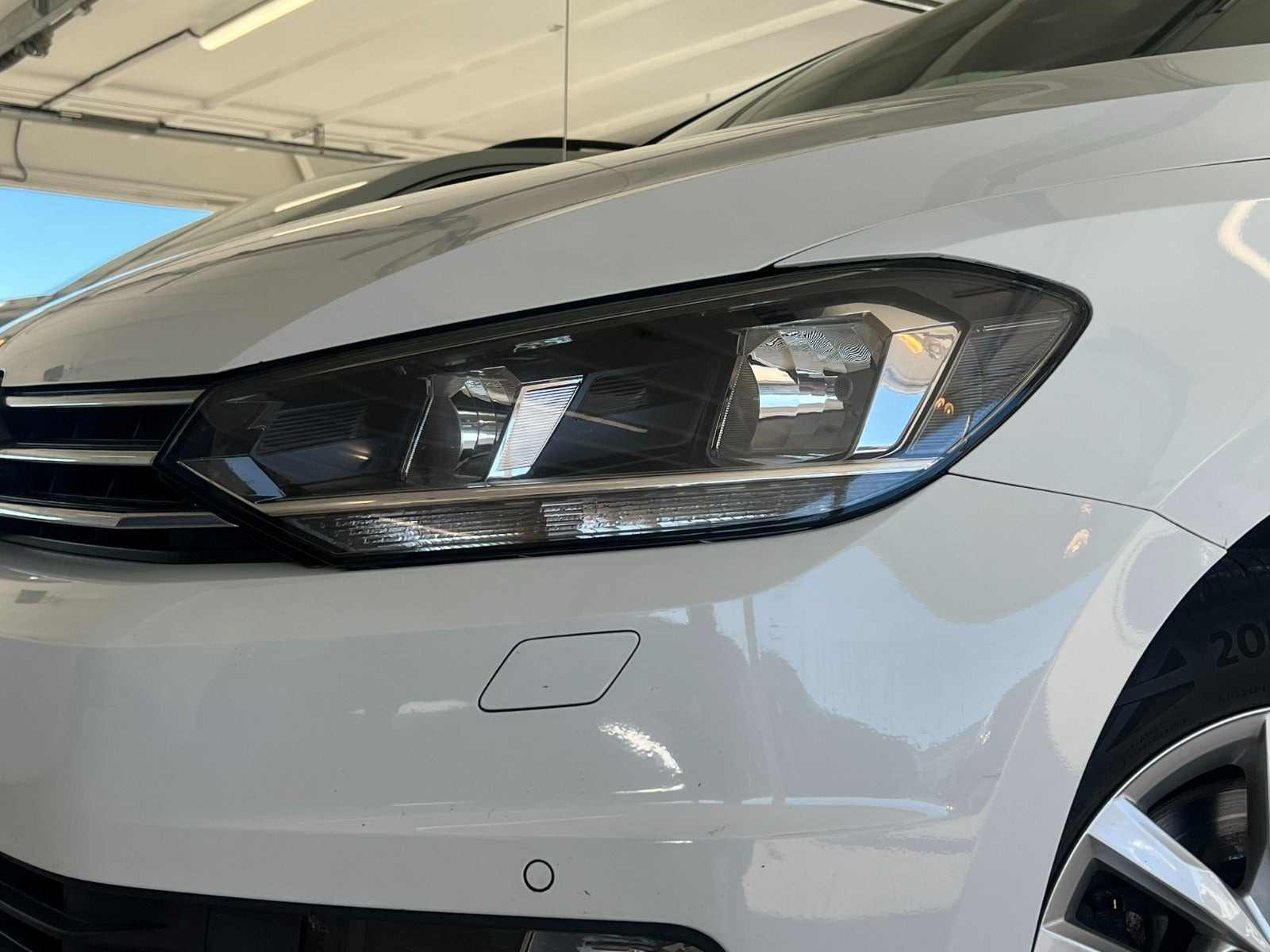 Hvid VW Touran fra 2018
