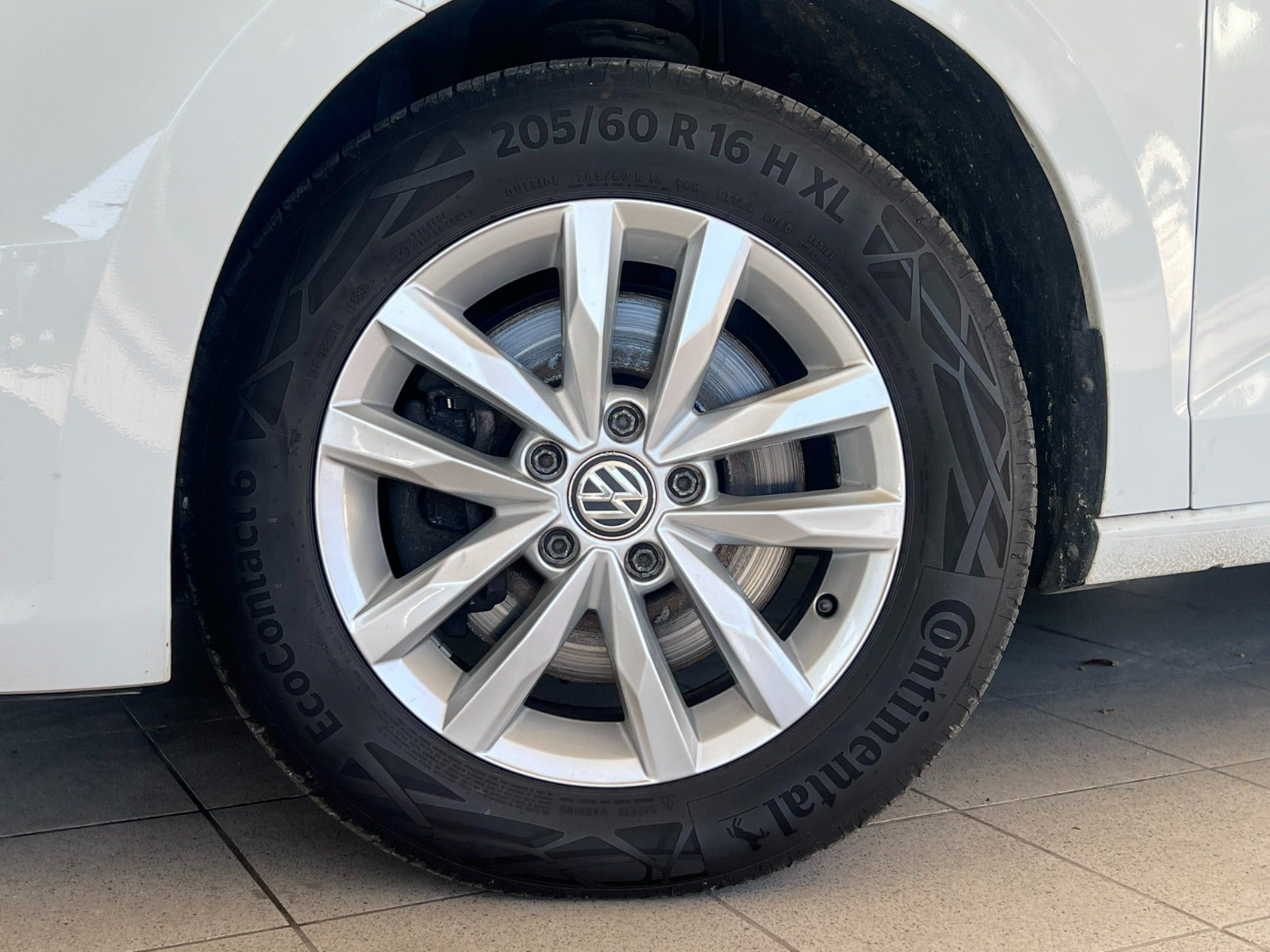 Hvid VW Touran fra 2018