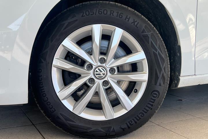 Hvid VW Touran fra 2018