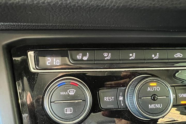 Hvid VW Touran fra 2018