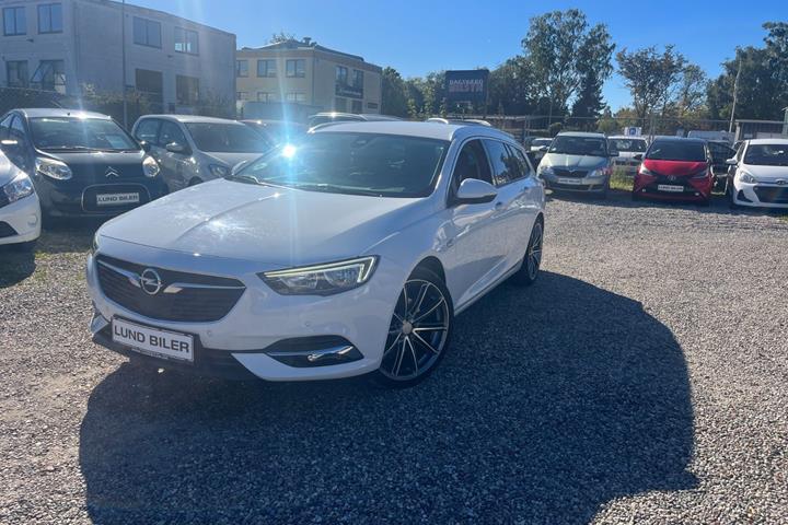 Hvid Opel Insignia fra 2018