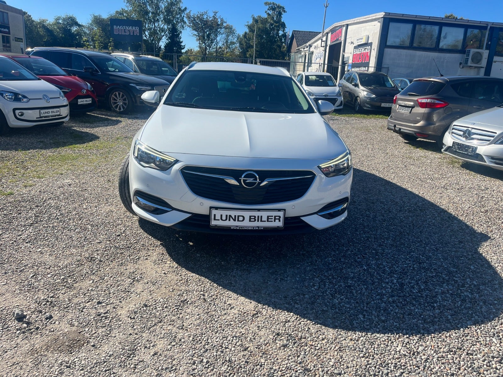 Hvid Opel Insignia fra 2018