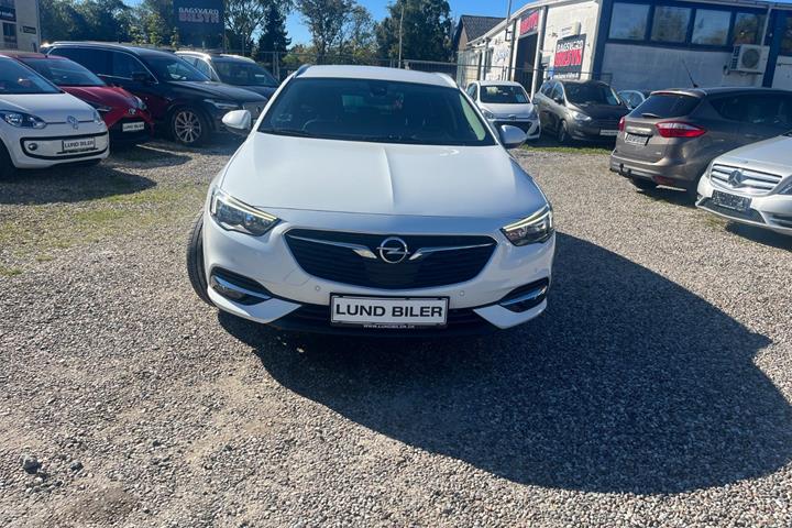 Hvid Opel Insignia fra 2018