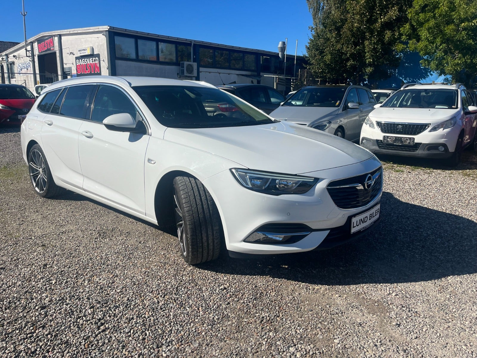 Hvid Opel Insignia fra 2018