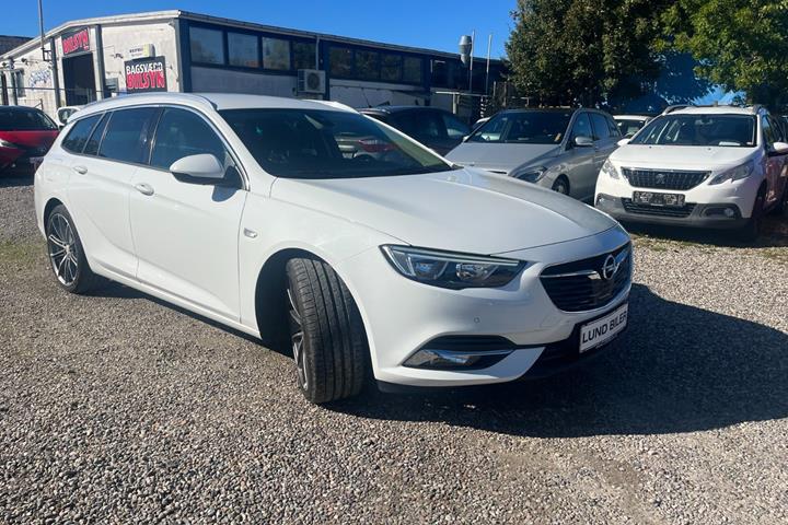 Hvid Opel Insignia fra 2018
