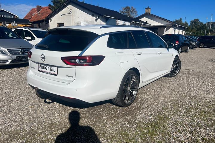 Hvid Opel Insignia fra 2018