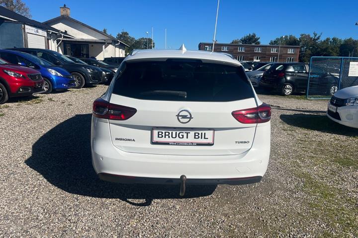 Hvid Opel Insignia fra 2018
